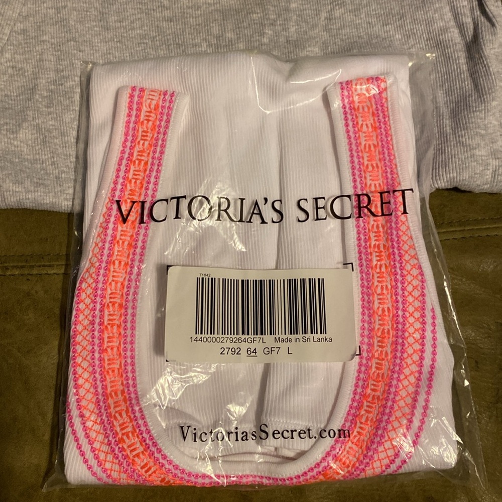 (3) Victoria’s Secret The Tee Shop Embroidered Tank Tops Sz L - Picture 2 of 8